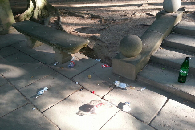 Zbytky po "mejdanu" u jezírka