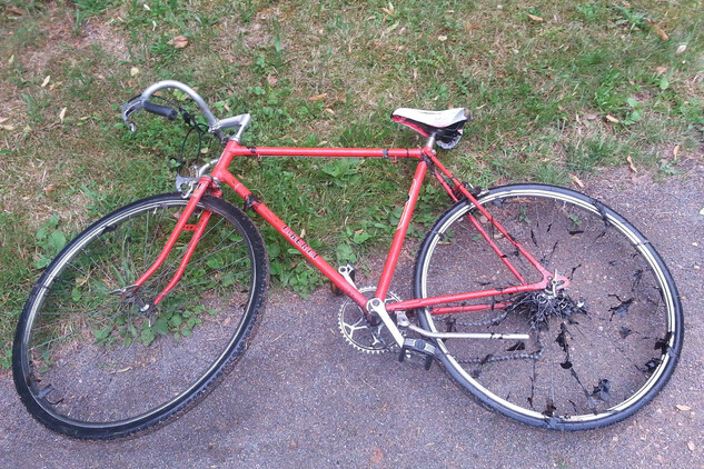 Jízdní kolo hozené do jezírka