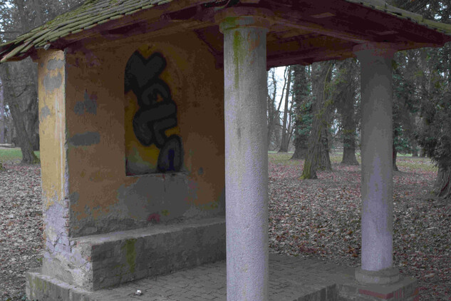 Posprejovaná kaplička, feťácké doupě